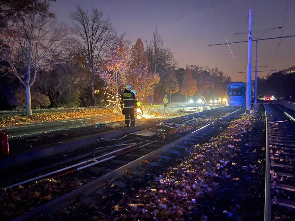 Nehoda nákladního auta na Podolském nábřeží. (27. října 2021)