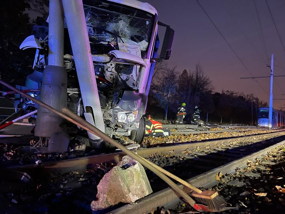 Nehoda nákladního auta na Podolském nábřeží. (27. října 2021)