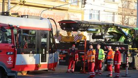 Na Podolském nábřeží se srazily tramvaje (23. února 2022).