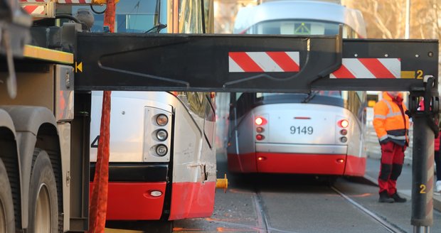 Na Podolském nábřeží se srazily tramvaje (23. února 2022).