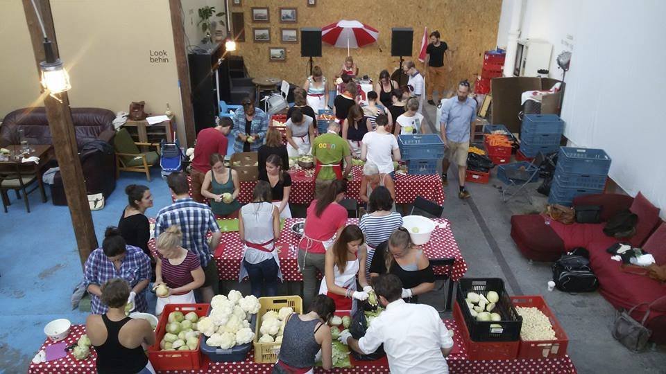 Desítky lidí se v pátek sešly, aby zpracovali 400 kilo „ošklivé“ zeleniny. Z té pak v sobotu u Národního divadla uvařili 2000 porcí polévek.