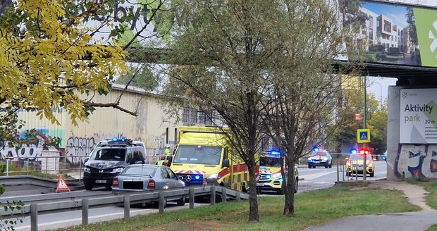 Policejní auto v Kutnohorské ulici v Praze srazilo chodkyni.