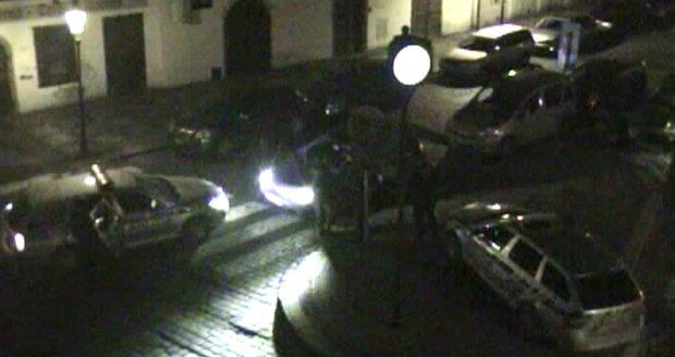 Zfetovaný a opilý řidič naboural 10 aut v Masné ulici.