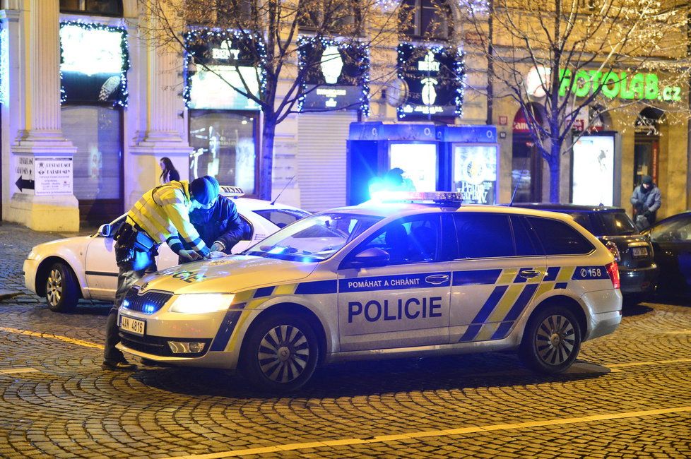 Policistům došla trpělivost a snaží se z Václavského náměstí opět udělat místo pro lidi. Bez feťáků, drog a prostitutek.