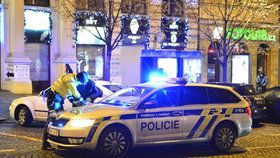 Policistům došla trpělivost a snaží se z Václavského náměstí opět udělat místo pro lidi. Bez feťáků, drog a prostitutek.