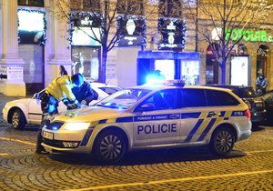 Policistům došla trpělivost a snaží se z Václavského náměstí opět udělat místo pro lidi. Bez feťáků, drog a prostitutek.