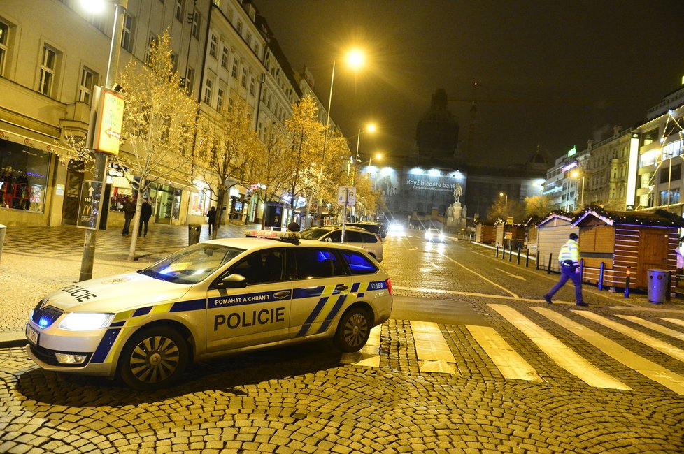 Policistům došla trpělivost a snaží se z Václavského náměstí opět udělat místo pro lidi. Bez feťáků, drog a prostitutek.