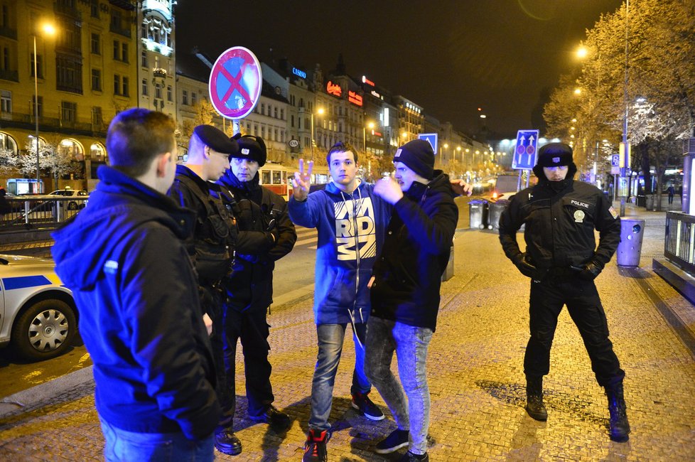 Policistům došla trpělivost a snaží se z Václavského náměstí opět udělat místo pro lidi. Bez feťáků, drog a prostitutek.