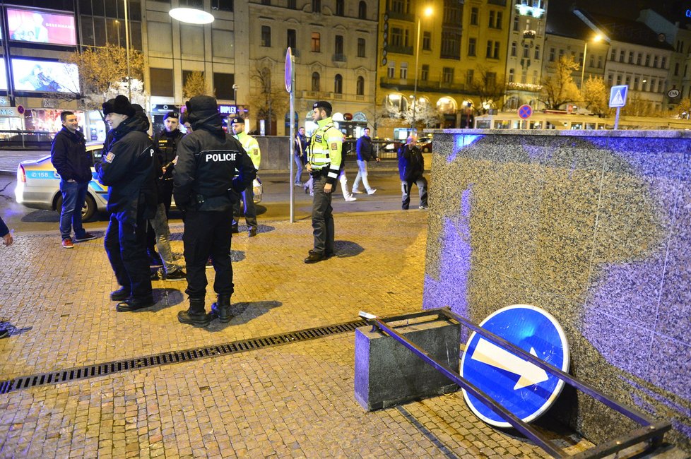 Policistům došla trpělivost a snaží se z Václavského náměstí opět udělat místo pro lidi. Bez feťáků, drog a prostitutek.