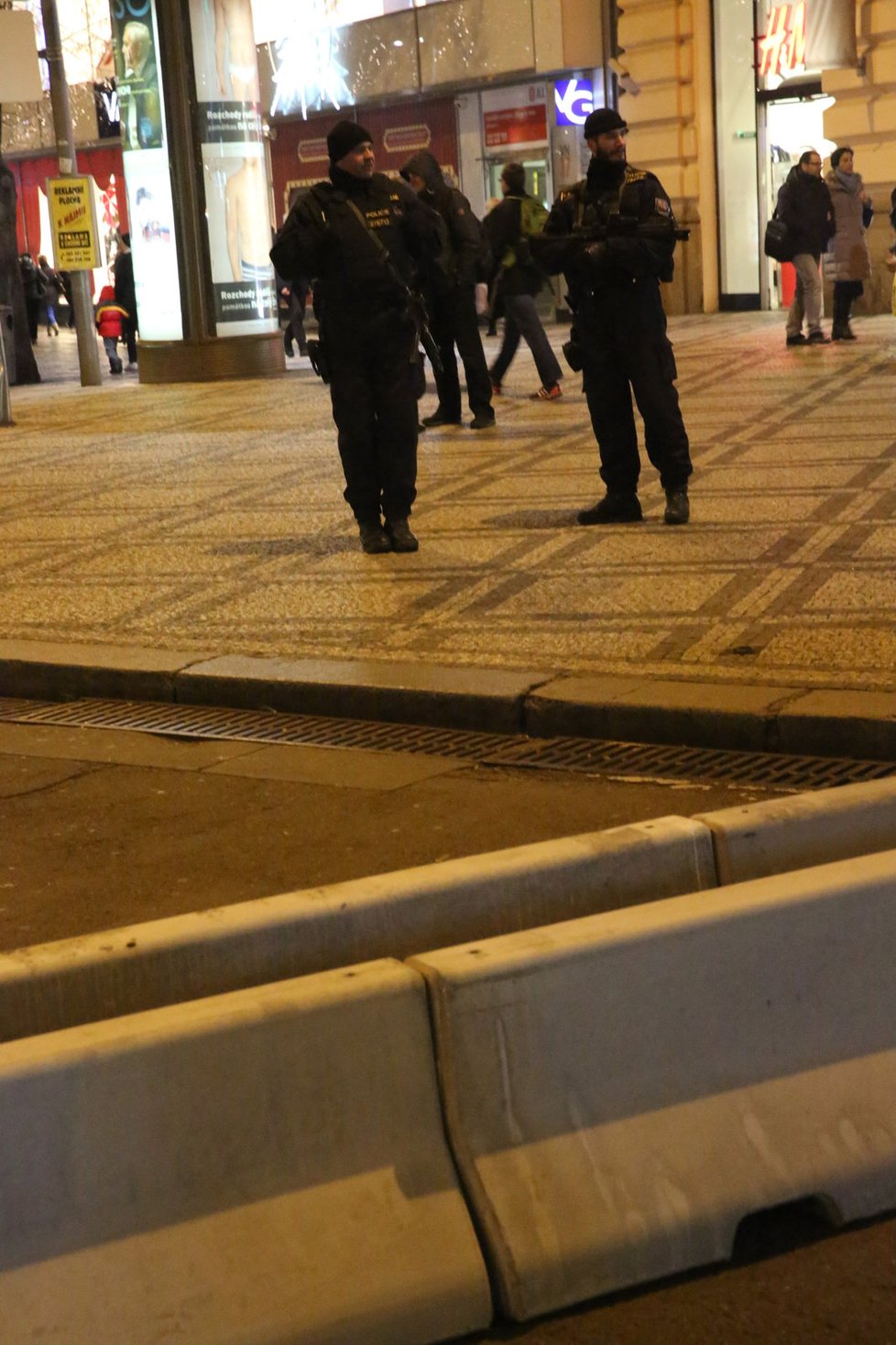 Policistům došla trpělivost a snaží se z Václavského náměstí opět udělat místo pro lidi. Bez feťáků, drog a prostitutek.