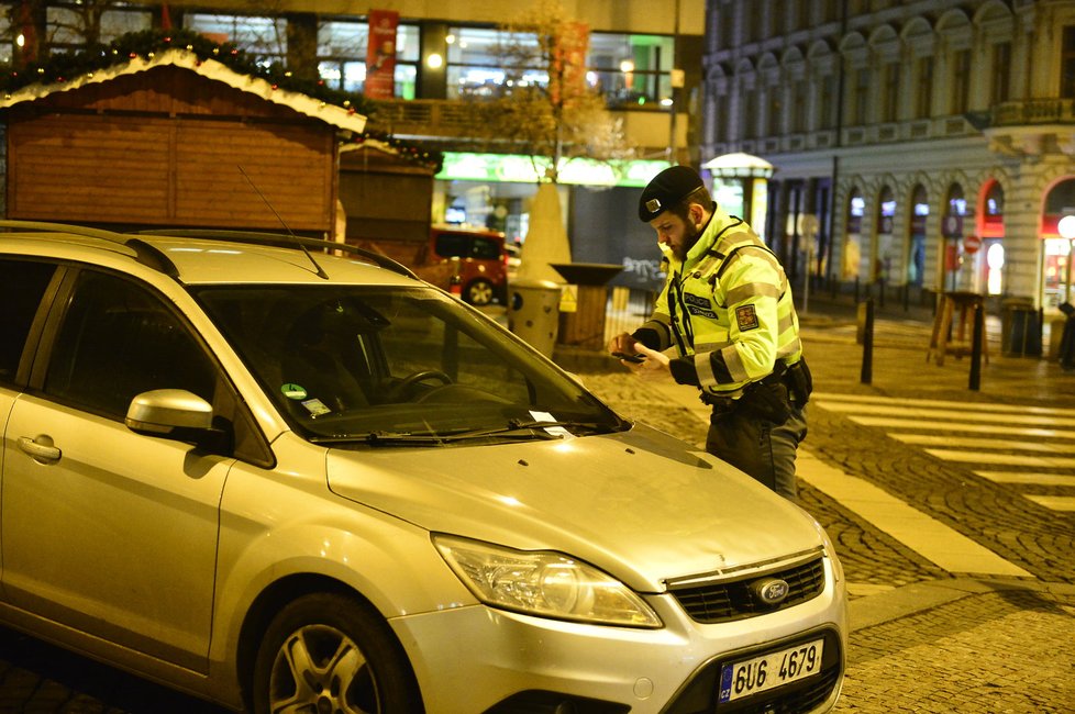 Policistům došla trpělivost a snaží se z Václavského náměstí opět udělat místo pro lidi. Bez feťáků, drog a prostitutek.