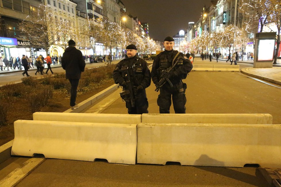 Policistům došla trpělivost a snaží se z Václavského náměstí opět udělat místo pro lidi. Bez feťáků, drog a prostitutek.
