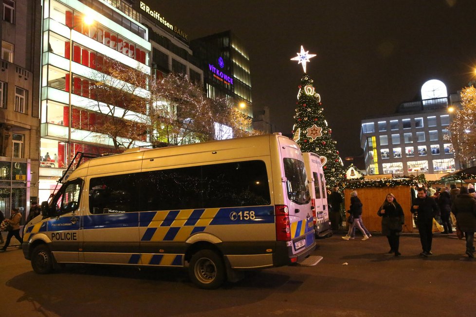 Policistům došla trpělivost a snaží se z Václavského náměstí opět udělat místo pro lidi. Bez feťáků, drog a prostitutek.