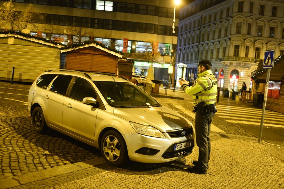 Policistům došla trpělivost a snaží se z Václavského náměstí opět udělat místo pro lidi. Bez feťáků, drog a prostitutek.