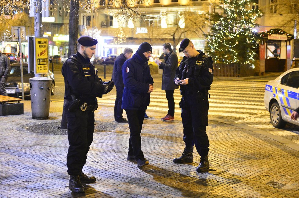 Policistům došla trpělivost a snaží se z Václavského náměstí opět udělat místo pro lidi. Bez feťáků, drog a prostitutek.