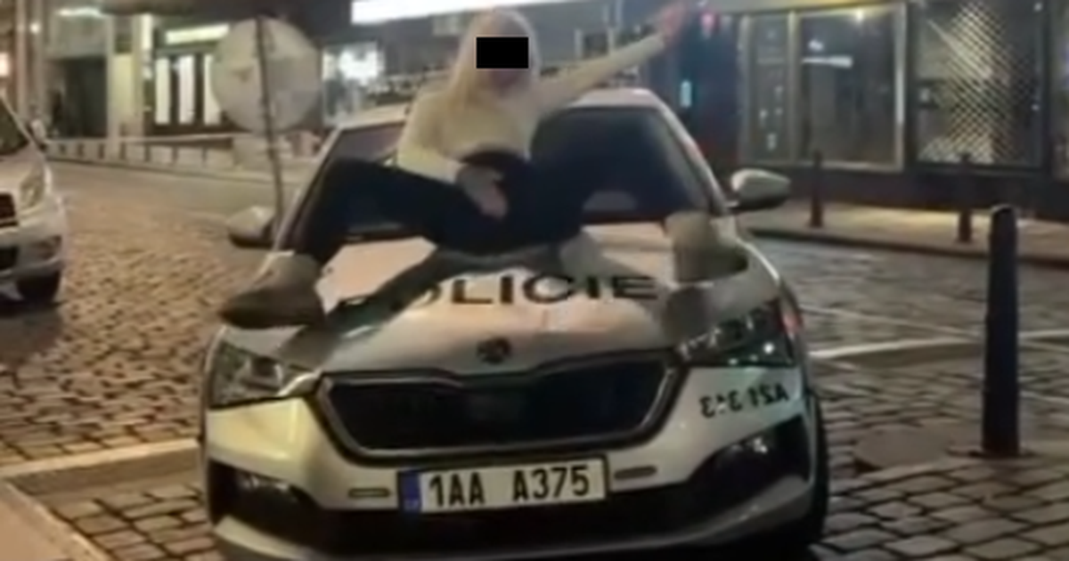 Volcó un coche de policía y causó 20 mil daños: ¡la sorprendente declaración de una mujer!