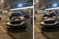 Šokující chování ženy v Praze: Lascivní pózy na kapotě policejního auta! Způsobila škodu za 20 tisíc