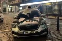Válela se po policejním autě a způsobila škodu 20 tisíc: Šokující vyjádření ženy!