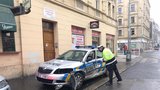 Hrozivá srážka policejního auta s tramvají v Holešovicích! Proražený bok, muž zákona se zranil