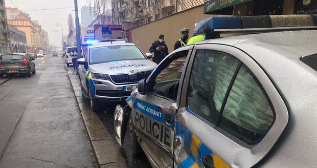 Policejní auto se v Holešovicích srazilo s tramvají (26. ledna 2021).