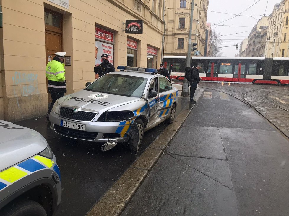 Policejní auto se v Holešovicích srazilo s tramvají (26. ledna 2021).