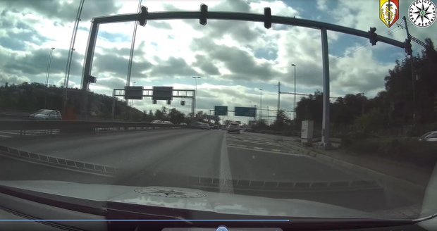 VIDEO: Policisté zadrželi zfetovaného řidiče kradeného auta se zákazem řízení. Hrozí mu až 2 roky vězení