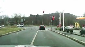 Zfetovaný řidič ujížděl Prahou, zastavily ho až pásy s bodci