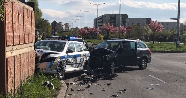 Policejní vůz se v Ocelkově ulici srazil s osobním automobilem.