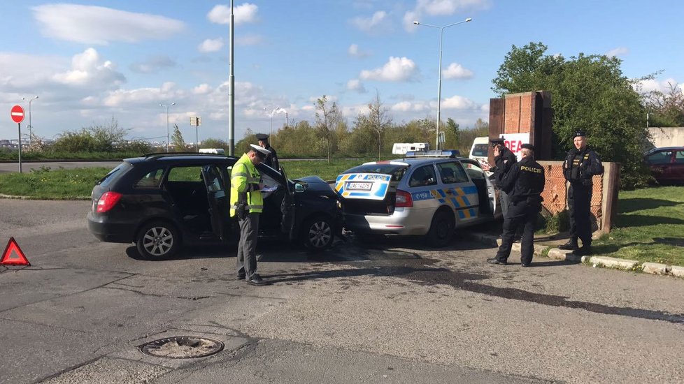 Policejní vůz se v Ocelkově ulici srazil s osobním automobilem.