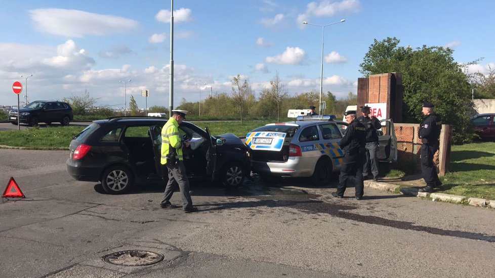 Policejní vůz se v Ocelkově ulici srazil s osobním automobilem.
