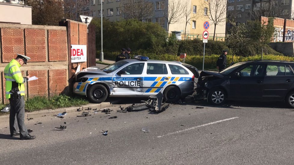 Policejní vůz se v Ocelkově ulici srazil s osobním automobilem.
