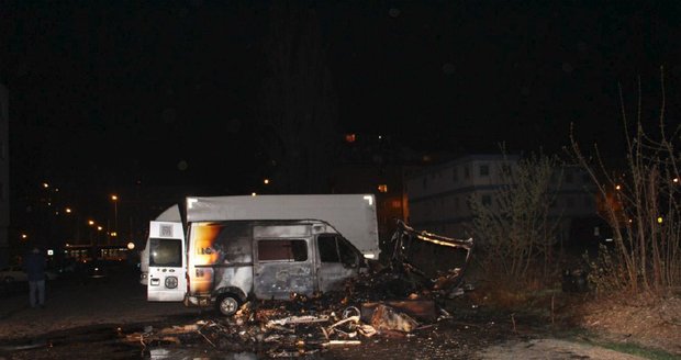 Policisté dopadli muže, který záměrně zapálil karavan s lidmi uvnitř.