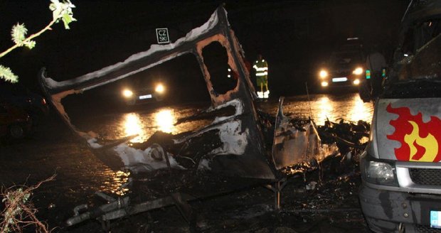 Žhář podpálil záměrně karavan s lidmi uvnitř: Ti stihli naštěstí utéct, nepřežili ovšem dva psi