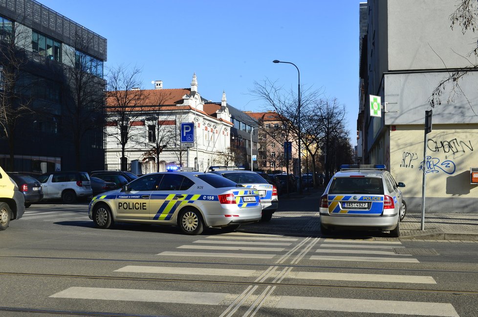 Policisté zasahovali u muže, který v ulici Komunardů vyhrožoval sebevraždou.