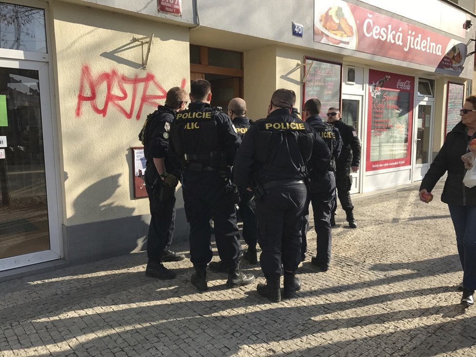 Policisté zasahující v ulici Komunardů