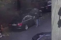 Zloděj vykradl luxusní BMW v centru Prahy. Řidiči vyrušil signál k zamknutí auta
