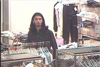 Muži ukradli v obchodě notebook za 74 tisíc: Nepoznáte je na kamerách?