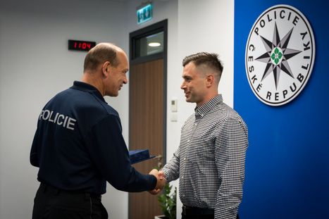 Obrázek: To je on, hrdina Kryštof! Pomohl policistům, kteří spadli s autem do Vltavy. Ocenil ho policejní prezident
