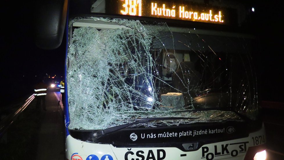 Autobus smetl u Prahy na silnici koně.