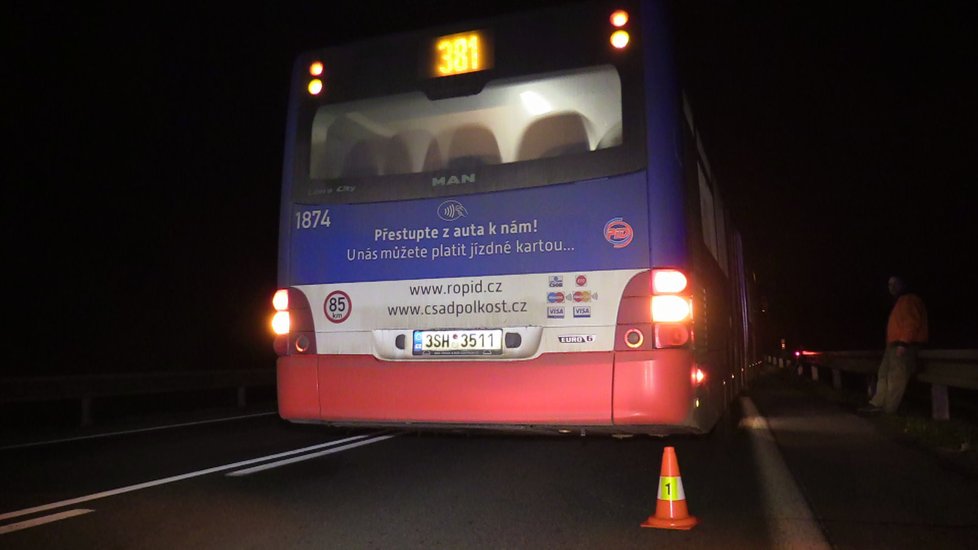 Autobus smetl u Prahy na silnici koně.