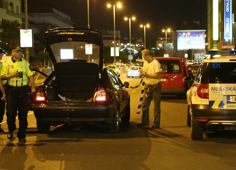 Po kontrole speciálního policejního Taxi týmu musel tento taxikář odstrojit své vozidlo. Pro tentokrát dojezdil.