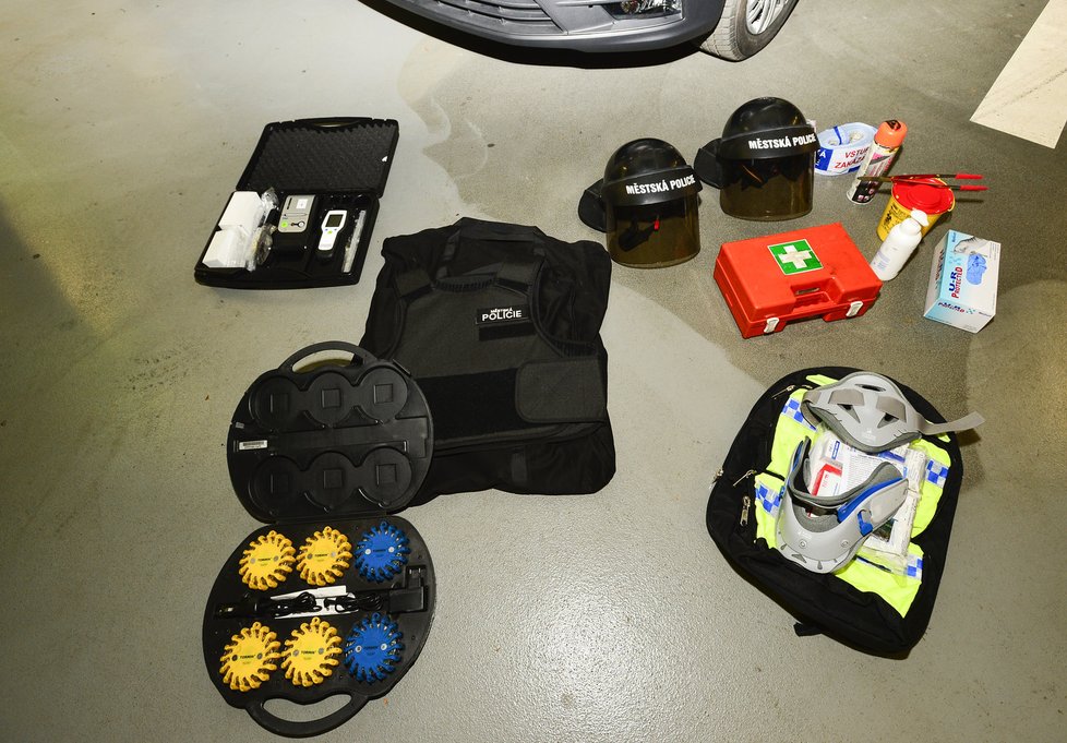 Vozidla městské policie jsou vybavena mnoha věcmi. Strážníci mají k dispozici například defibrilátory, neprůstřelné vesty, botičky a podobně.