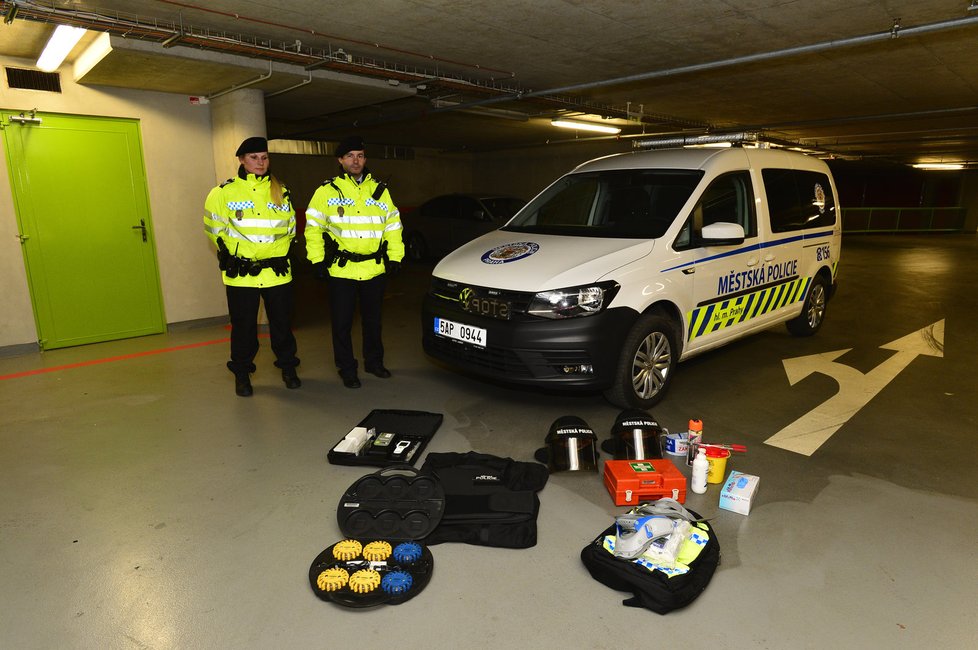 Vozidla městské policie jsou vybavena mnoha věcmi. Strážníci mají k dispozici například defibrilátory, neprůstřelné vesty, botičky a podobně.