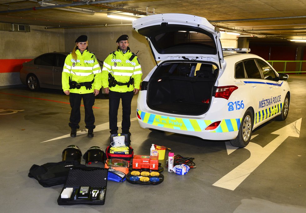 Vozidla městské policie jsou vybavena mnoha věcmi. Strážníci mají k dispozici například defibrilátory, neprůstřelné vesty, botičky a podobně.