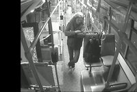 Muž nechtěl čekat na otevření dveří autobusu: Udělal v nich díru a prolezl ven