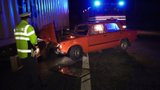 Muž způsobil nehodu u Prahy: Poté utekl i s kamarádem, pátrá po něm policie