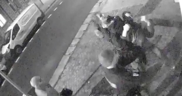 Nezodpovědná matka popíjela s dvouletým synem po boku. Policistům se bránila. Museli ji vzít na ramena.