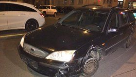 Opilý řidič naboural dvě auta. Zastavila ho až utržená pneumatika.