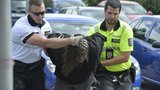 Přepadení u letiště: Lupič (44) oběť (77) brutálně pobodal, zadržela jej policie