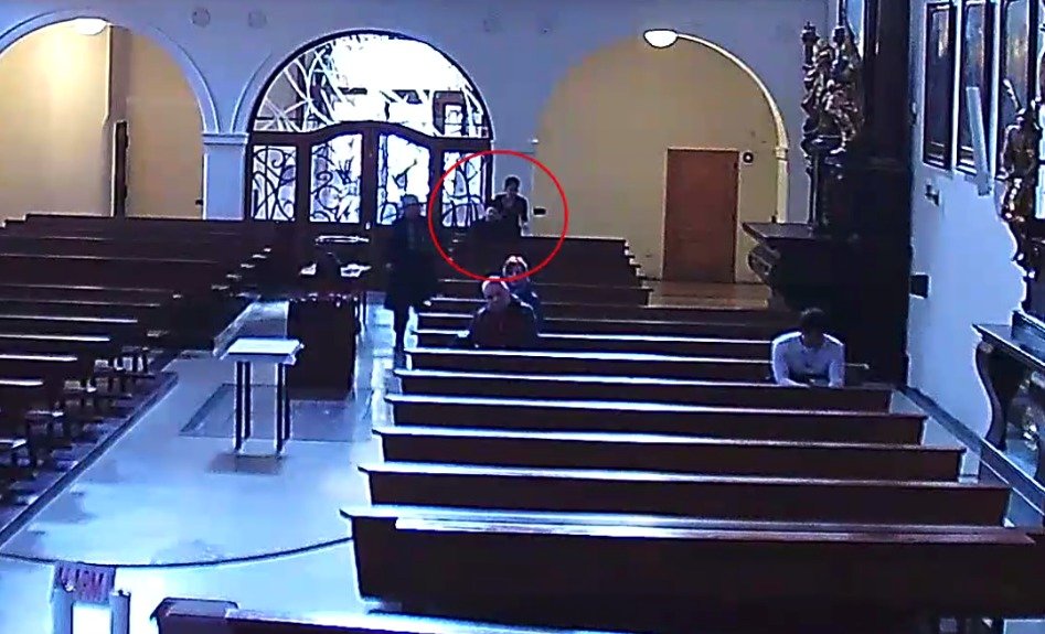 Policisté pátrají po ženě, která kradla v kostele na náměstí  Republiky.